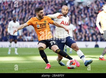 Ruben Vinagre (à gauche) et Lucas Moura de Tottenham Hotspur combattent le ballon Banque D'Images