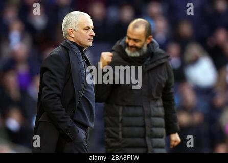 Tottenham Hotspur Manager José Mourinho (à gauche) semble déjecté après le coup de sifflet final que le directeur de Wolverhampton Wanderers Nuno Espirito Santo célèbre Banque D'Images