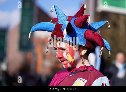 Un jeune ventilateur Aston Villa avant la finale de la coupe Carabao au stade Wembley à Londres. Banque D'Images