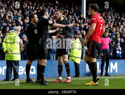 Harry Maguire de Manchester United (à droite) et le gardien de but David de Gea (au centre) ont des mots avec l'arbitre Chris Kavanagh après que le Dominic Calvert-Lewin d'Everton (non illustré) a obtenu son deuxième but Banque D'Images