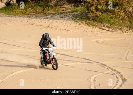 Vélo de terre sur une dune de sable Banque D'Images