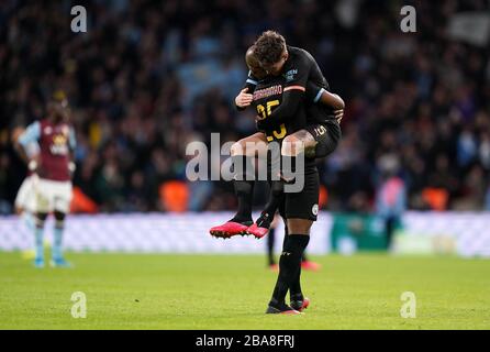 Les Fernandinho de Manchester City (à gauche) et John Stones, coéquipier, célèbrent après le match Banque D'Images