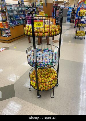 Atlanta, GA/USA-3/21/20: Une corbeille d'œufs de chocolat Reeses et Cadbury pour des cadeaux de pâques dans une épicerie Kroger à Atlanta, GA. Banque D'Images