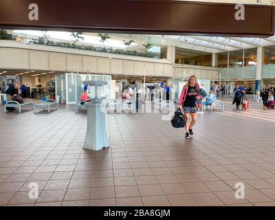 Orlando,FL/USA-3/21/20: Les gens qui traversent l'aéroport international d'Orlando MCO sécurité TSA un jour lent en raison du coronavirus. Banque D'Images