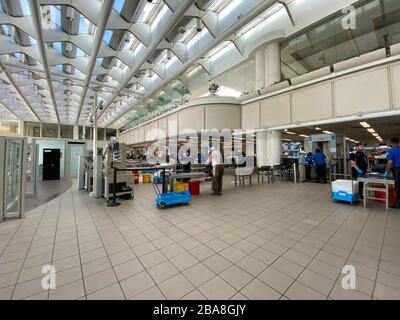 Orlando,FL/USA-3/21/20: Les gens qui traversent l'aéroport international d'Orlando MCO sécurité TSA un jour lent en raison du coronavirus. Banque D'Images