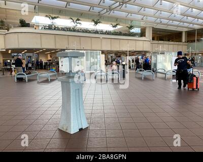 Orlando,FL/USA-3/21/20: Les gens qui traversent l'aéroport international d'Orlando MCO sécurité TSA un jour lent en raison du coronavirus avec une aseptisation à la main Banque D'Images