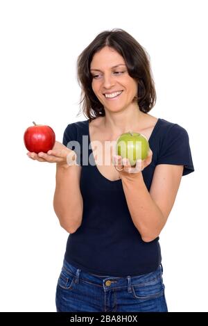 Studio tourné d'une heureuse femme tenant la pomme rouge et verte isolée sur fond blanc Banque D'Images