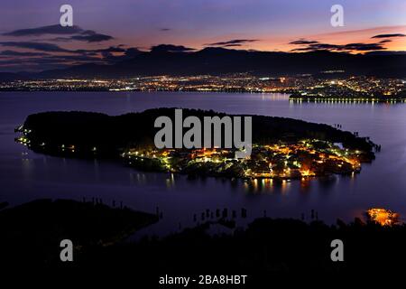 Vue panoramique sur la ville de Ioannina (en arrière-plan), Pamvotislake et l'îlot du lac (en premier plan) connu sous le nom de 'Nisaki'. Épire, Grèce. Banque D'Images