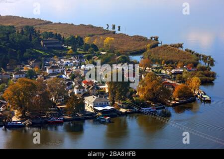 Vue partielle sur la petite île de Pamvotis (ou 'Pamvotida') lac, connu sous le nom de 'Nisaki', Ioannina ('Giannena') Épire, Grèce. Banque D'Images