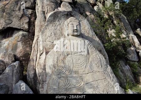 Relief de Bouddha sculpté dans la pierre de Namsan, Gyeongju, Corée Banque D'Images