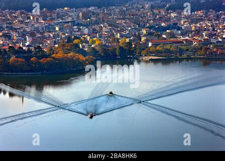 Bateaux reliant Ioannina ('Giannena') à la petite île de Pamvotis (ou 'Pamvotida') lac, connu sous le nom de 'Nisaki', Épire, Grèce. Banque D'Images