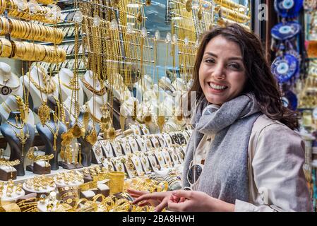 Belle femme dans des vêtements modernes tendance regarde la boutique de bijoux en or magasin dans le grand bazar, Istanbul, Turquie.les femmes modernes style de vie ou Voyage Banque D'Images
