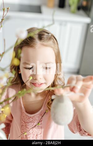 foyer sélectif de mignons enfants près des brunchs de saule avec l'oeuf de pâques décoratif Banque D'Images