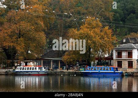 Le port de la petite île de Pamvotis (ou 'Pamvotida') lac, connu sous le nom de 'Nisaki', Ioannina ('Giannena') Épire, Grèce. Banque D'Images