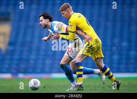 Ben Brereton de Blackburn Rovers et Jay Fulton de Swansea City lors du match du championnat Sky Bet à Ewood Park Banque D'Images