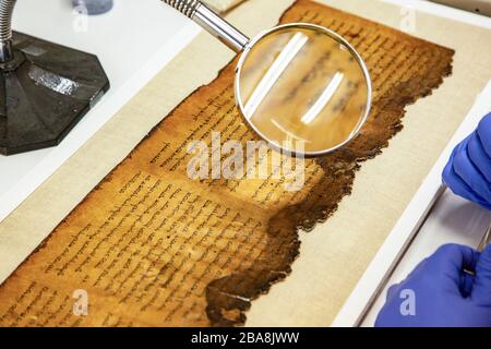 Des manuscrits de la mer morte dans le sanctuaire du livre du Musée israélien Jérusalem, Israël Banque D'Images