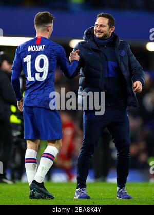 Frank Lampard (à droite), directeur de Chelsea, et Mason Mount célèbrent la victoire de leurs équipes après le coup de sifflet final Banque D'Images