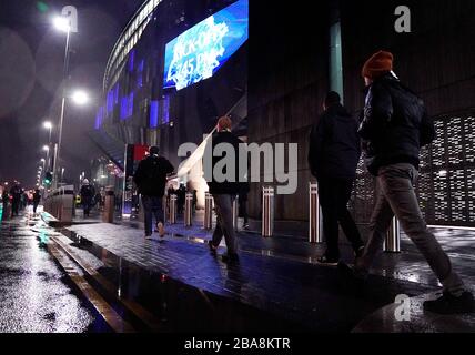 Les fans de Tottenham Hotspur arrivent au stade Banque D'Images