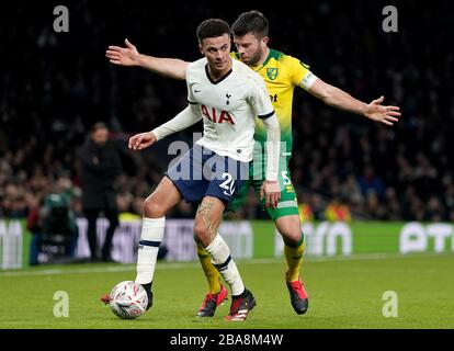 Le DELE Alli de Tottenham Hotspur (à gauche) et le Grant Hanley de Norwich City en action Banque D'Images