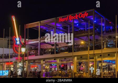 Ayia Napa, Chypre - 08.06.2018: Hard Rock Cafe la nuit. Scène nocturne de la station balnéaire. Banque D'Images