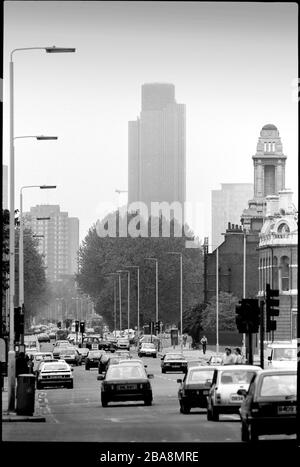 Ville de Londres de Whitchapel Road en 1988 montrant la NAT West Tower. Banque D'Images