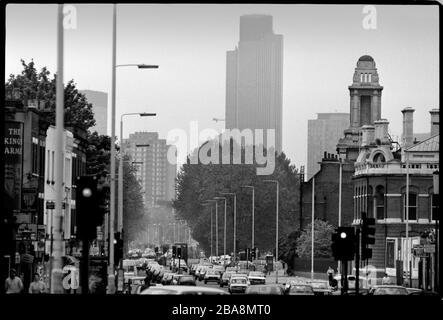 Ville de Londres de Whitchapel Road en 1988 montrant la NAT West Tower. Banque D'Images