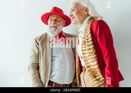 Couple senior élégant souriant sur fond blanc Banque D'Images