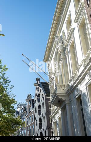 Le canal du Golden Age est baigné de soleil en fin d'été à Amsterdam, en Hollande du Nord, aux Pays-Bas Banque D'Images