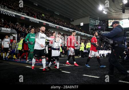 Wayne Rooney (à gauche) du comté de Derby dirige ses coéquipiers contre son ancien club avant le match Banque D'Images