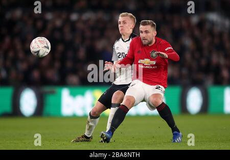 Louie Sibley (à gauche) du comté de Derby et Luke Shaw, de Manchester United, affrontent le ballon Banque D'Images