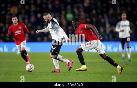 Wayne Rooney (à gauche) du comté de Derby et Eric Bailly, de Manchester United, affrontent le ballon Banque D'Images