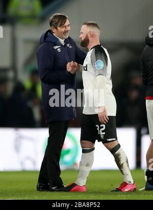 Le Manager du comté de Derby Phillip Cocu se réveille les mains avec Wayne Rooney après le match Banque D'Images