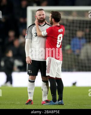 Wayne Rooney (à gauche) du comté de Derby et Juan Mata de Manchester United après le match Banque D'Images