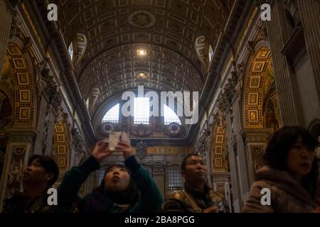 Les touristes photographiant à l'intérieur de la basilique Saint-Pierre du Vatican Banque D'Images