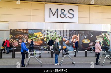 Southampton, Angleterre, Royaume-Uni. 2020. Les personnes âgées se tenant debout et à six pieds d'intervalle attendent d'entrer dans un supermarché pour l'expérience de shopping "heure de plongée". Banque D'Images