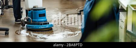 vue réduite du sol de lavage plus propre avec machine de nettoyage, vue panoramique Banque D'Images