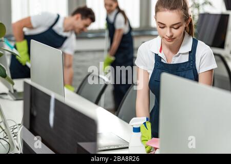 l'accent est mis sur un bureau plus propre et les collègues nettoyaient le sol au bureau Banque D'Images