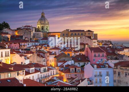 Lisbonne, Portugal. Paysage urbain iimage de Lisbonne, Portugal au lever du soleil dramatique. Banque D'Images