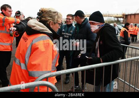 Vue générale d'un supporter de Newcastle United arrivant au stade St. Mary's, portant un masque facial pour se protéger contre la maladie de Coronavirus Banque D'Images