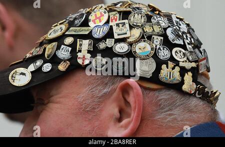Vue générale d'un supporter de Newcastle United arrivant au stade St. Mary's avec des épingles de badge sur son chapeau Banque D'Images