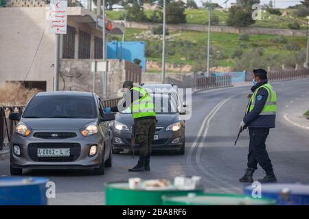 Bethléem. 26 mars 2020. Les policiers palestiniens travaillent à un point de contrôle à l'entrée de la ville de Bethléem, en Cisjordanie, le 26 mars 2020. Un haut fonctionnaire palestinien a annoncé jeudi que 15 nouveaux cas de COVID-19 avaient été enregistrés en Palestine, portant le nombre total à 86. Crédit: Luay Sababa/Xinhua/Alay Live News Banque D'Images