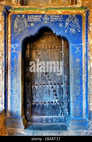 Belle porte ancienne à l'église d'Agios Georgios - Saint George (1792 ou 1795), village de Negades, région de Zagori, Ioannina, Épire, Grèce. Banque D'Images