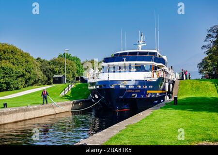 Bateau de croisière seigneur des Glens quitte l'écluse supérieure à Corpach sur l'Union Canal près de Fort William en Ecosse Highland Banque D'Images