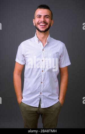 Portrait d'un homme turc heureux et barbu souriant Banque D'Images