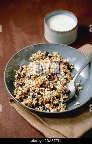 Granola de mil soufflé maison Banque D'Images