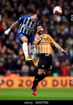 Joao Moutinho (à droite), Wolverhampton Wanderers, Brighton et la bataille de Neal Maupay de Hove Albion pour le ballon Banque D'Images