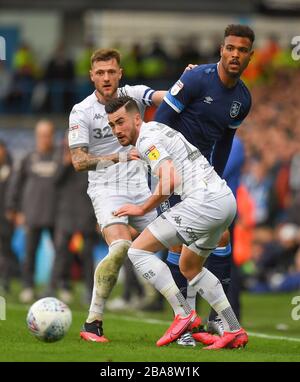 Jack Harrison de Leeds United, Liam Cooper bataille avec Steve Mounie de la ville de Huddersfield Banque D'Images