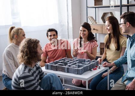 KIEV, UKRAINE - 27 JANVIER 2020: De jeunes amis souriants jouant au jeu de labyrinthe à la maison Banque D'Images