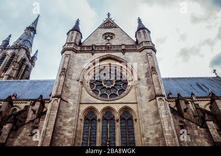 Église Saint-Martin à Arlon, Province de Luxembourg, Belgique. Vue sur l'extérieur, style néo-gothique, le patrimoine majeur de la Wallonie Banque D'Images