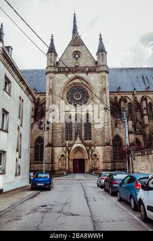 Église Saint-Martin à Arlon, Province de Luxembourg, Belgique. Vue sur l'extérieur, style néo-gothique, le patrimoine majeur de la Wallonie Banque D'Images